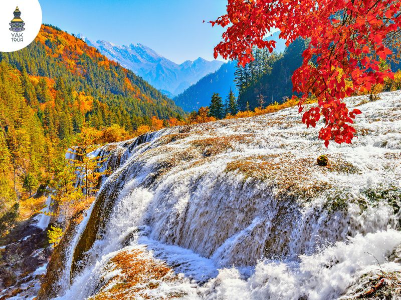 น้ำตกธารไข่มุกในจิ่วจ้ายโกวช่วงใบไม้เปลี่ยนสี