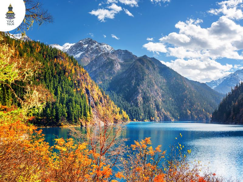 ภาพบรรยากาศความสวยงามของทะเลสาบยาวในจิ่วจ้ายโกวช่วงใบไม้เปลี่ยนสี