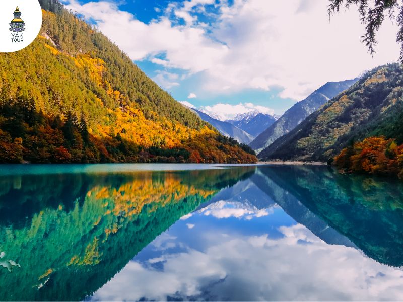 ผืนน้ำในทะเลสาบแรดนิ่งสงบสะท้อนภาพภูเขาและท้องฟ้า เป็นภาพที่โด่งดังของจิ่วจ้ายโกวในช่วงใบไม้เปลี่ยนสี