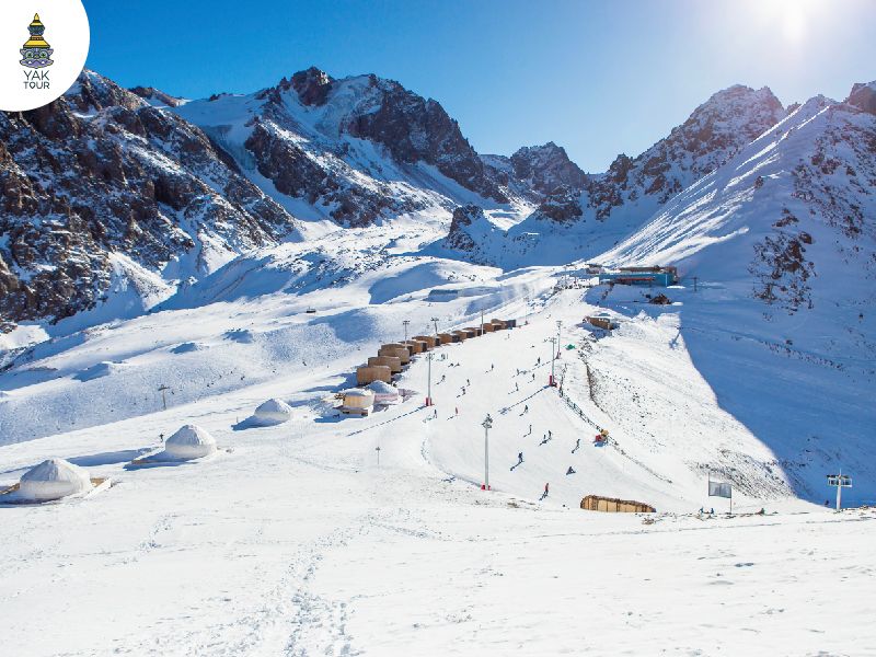 ภาพมุมกว้างของเทือกเขาในอัลมาตีที่ถูกปกคลุมไปด้วยหิมะ