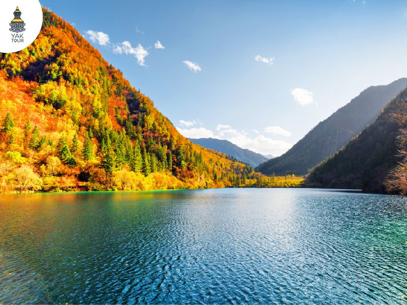 ทะเลสาบแพนด้า หนึ่งในสถานที่ท่องเที่ยวชื่อดังของจิ่วจ้ายโกว