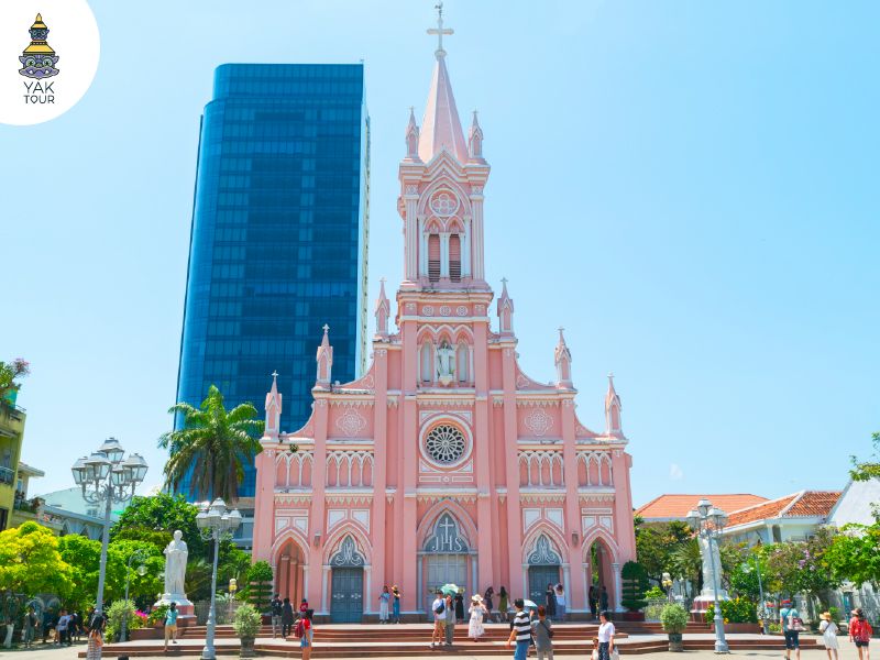 ภาพด้านหน้าของโบสถ์คริสต์ ในเมือง ดานัง.jpg