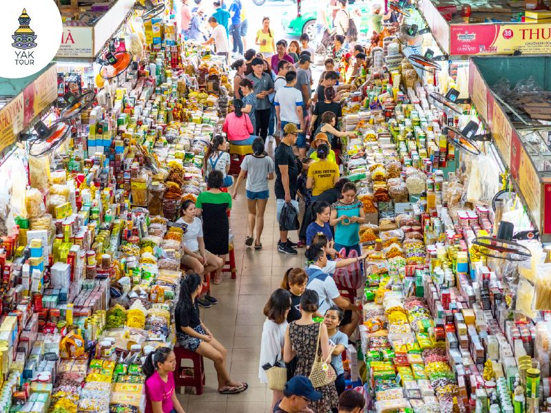 นักท่องเที่ยวซื้อของในตลาดฮาน แหล่งรวมสินค้าของฝากที่ใหญ่ที่สุดในเมืองดานัง