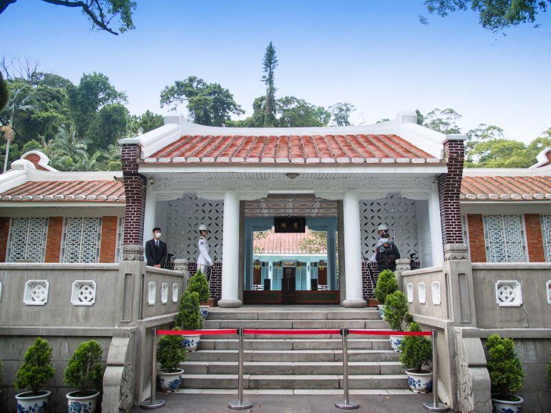 สถาปัตยกรรมอาคารจีนดั้งเดิม ท่ามกลางบรรยากาศสวนหย่อมอันเงียบสงบในพื้นที่สุสานฉือหู ประเทศไต้หวัน