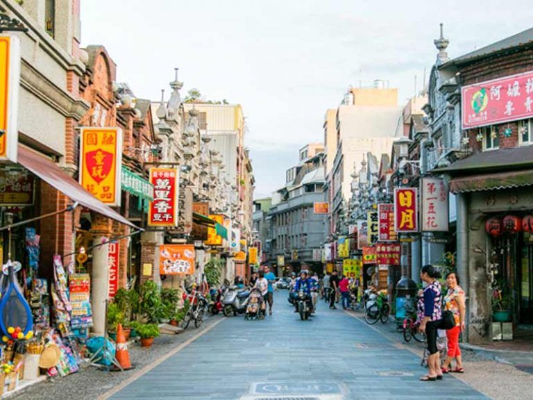 บรรยากาศอาคารสถาปัตยกรรมแบบโคโลเนียลผสมจีนโบราณที่มีงานแกะสลักหินและอิฐแดงอันวิจิตรบนถนนโบราณต้าซี ไต้หวัน