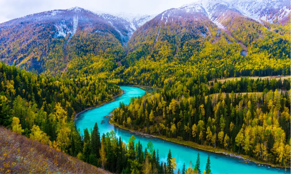 เที่ยวซินเจียงหน้าร้อน ชมวิวคุ้งน้ำแสงจันทร์ Moon Bay ทะเลสาบคานาสือ (Kanas Lake)