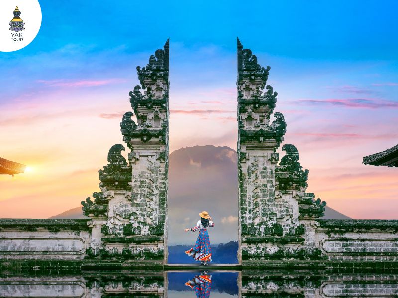 วัดเลมปูยางค์ บาหลี ประตูสวรรค์ ฉากหลังภูเขาไฟอากุง