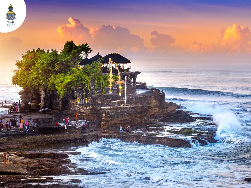 วิหารทานาห์ลอต บาหลี วิหารบนโขดหินกลางทะเล ชมพระอาทิตย์ตก