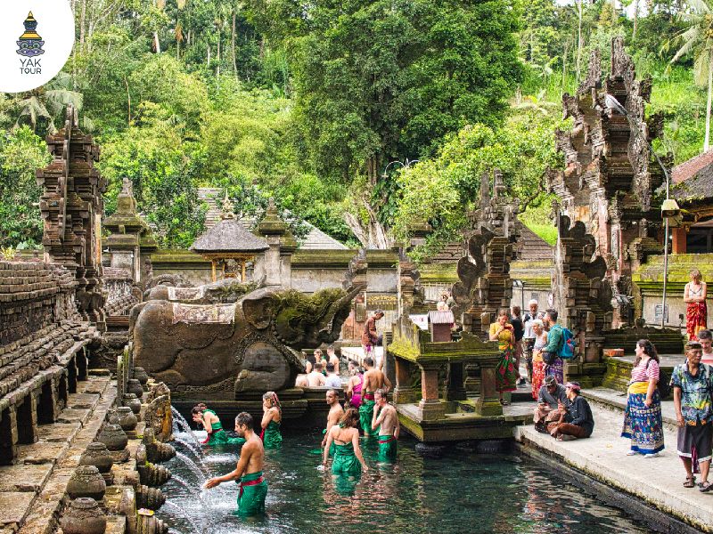 วัด Tirta Empul บาหลี บ่อน้ำพุศักดิ์สิทธิ์สำหรับอาบน้ำขอพร