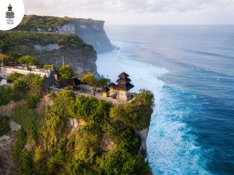 วัดอูลูวาตู บาหลี วิหารบนหน้าผาสูงริมมหาสมุทรอินเดีย