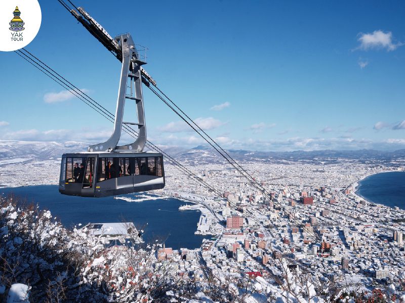 วิวเมืองฮาโกดาเตะยามค่ำคืนจากกระเช้า Mount Hakodate Ropeway หนึ่งในจุดชมวิวที่สวยที่สุดในญี่ปุ่น