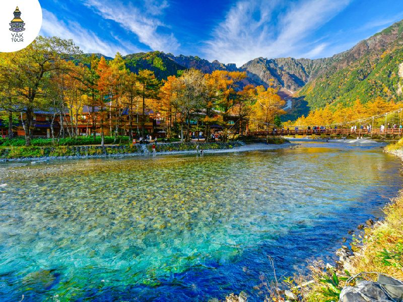 ทิวทัศน์ในฤดูใบไทม้เปลี่ยนสีในคามิโคจิ ประเทศญี่ปุ่น