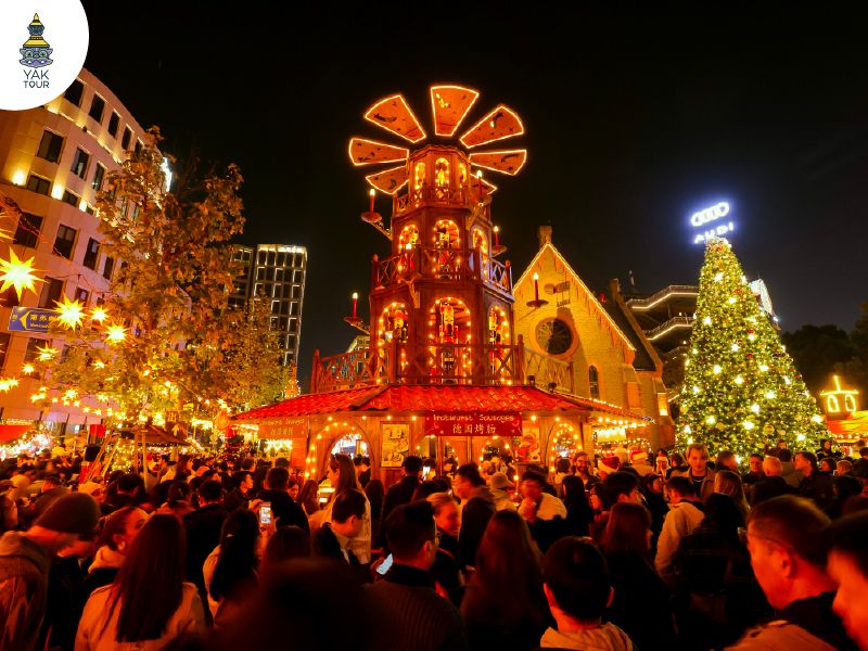 ตลาดคริสต์มาสสไตล์เยอรมัน Christkindlmarkt ย่านเดอะบันด์ (The Bund) เซี่ยงไฮ้ พร้อมวิวตึกระฟ้า
