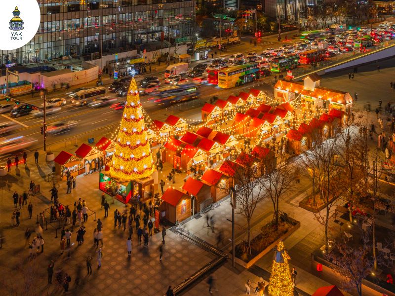 บรรยากาศตลาดคริสต์มาสและแสงไฟประดับ ณ จัตุรัสควังฮวามุน (Gwanghwamun) กรุงโซล เกาหลีใต้