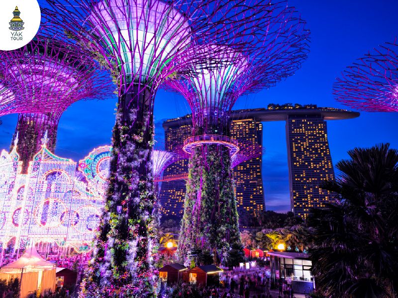 ประติมากรรมแสงไฟสีทองตระการตาในงาน Christmas Wonderland ณ Gardens by the Bay สิงคโปร์
