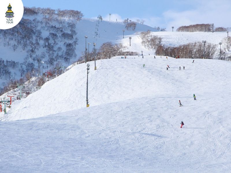 วิวพาโนรามาของลานสกีชื่อดังที่นิเซโกะพร้อมทัศนียภาพภูเขาที่ปกคลุมด้วยหิมะ