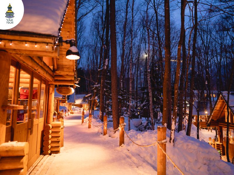 กระท่อมไม้จำลองในหมู่บ้านนิงเกิ้ลเทอร์เรส (Ningle Terrace) ฟุราโนะ ท่ามกลางป่าหิมะสุดโรแมนติก