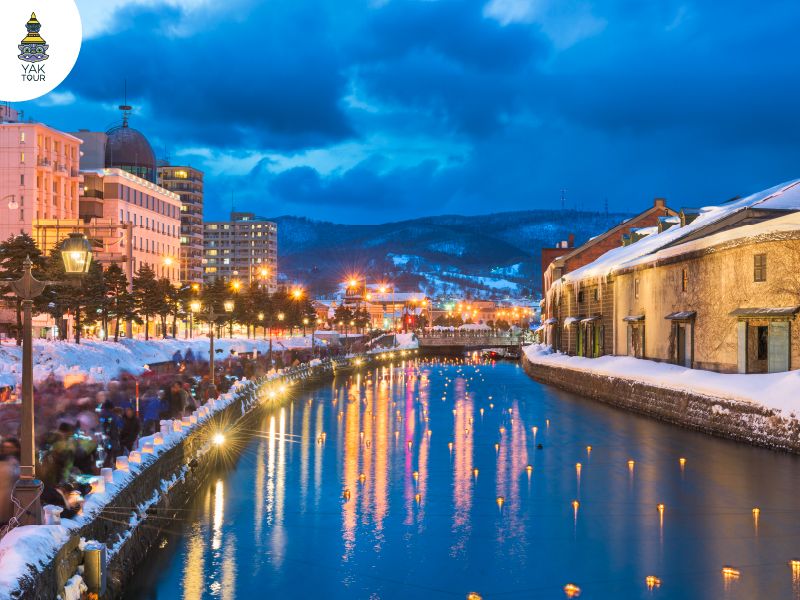 เทศกาลประดับไฟและจุดเทียนในโคมหิมะริมคลองโอตารุ (Otaru Snow Light Path Festival)