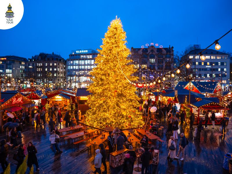ต้นคริสต์มาสคริสตัลชวารอฟสกี้ในสถานีรถไฟกลางซูริก (Zurich) และตลาดคริสต์มาสริมทะเลสาบ