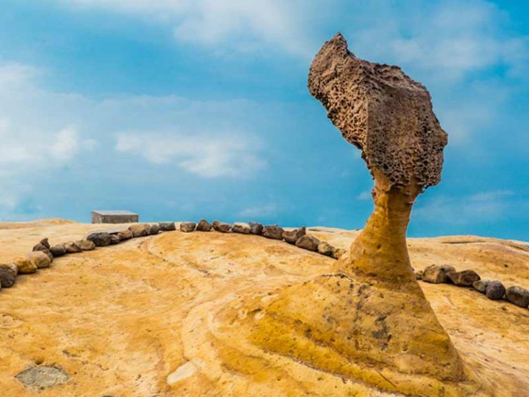 หินเศียรราชินี ที่เที่ยวไต้หวันชื่อดัง หินมีรูปทรงคล้ายพระพักตร์และลำคอของสตรีผู้สูงศักดิ์ ตั้งอยู่บนลานหินริมทะเลภายใต้ท้องฟ้าสีสดใส