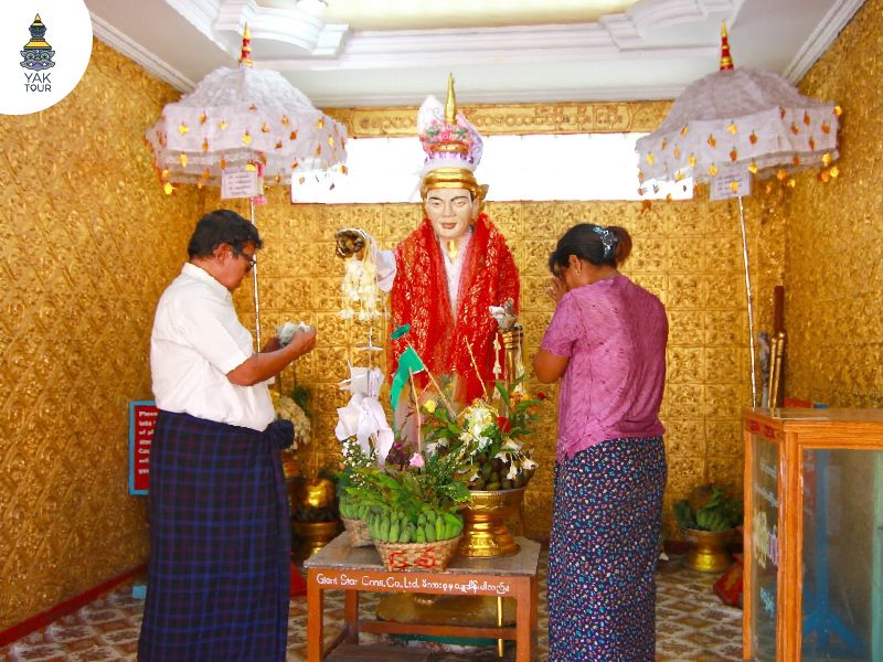 เทพทันใจนัตโบโบยี เจดีย์โบตาทาวน์ พม่า นักท่องเที่ยวกำลังกราบไหว้