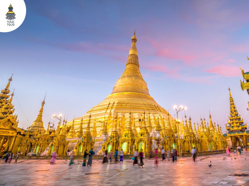 เจดีย์ชเวดากอง ย่างกุ้ง พม่า ทองระยับและผู้คนบนลานเจดีย์
