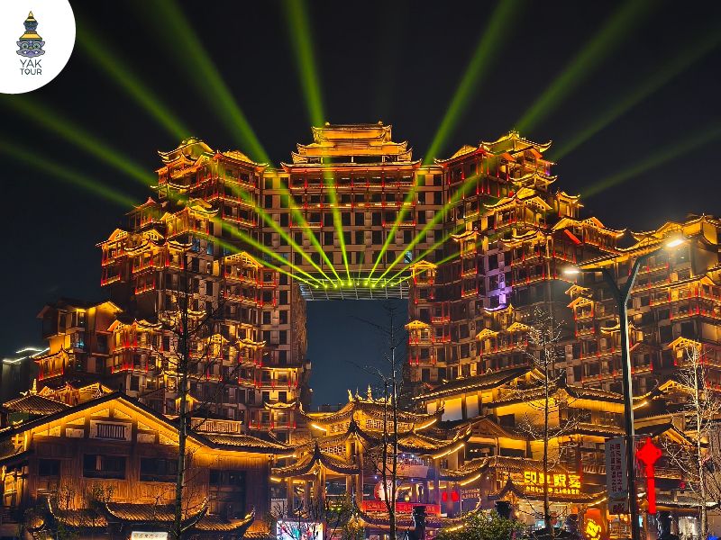 ตึกมหัศจรรย์ 72 ชั้น แลนด์มาร์กใหม่จางเจียเจี้ย แสงสีเสียงยามค่ำคืน