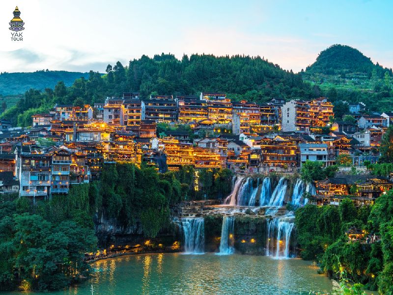 เมืองโบราณฟูหรงเจิ้น หมู่บ้านแขวนบนน้ำตก บ้านไม้โบราณจีน