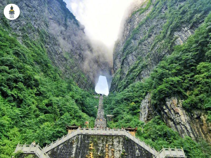 เทียนเหมินซาน เขาอวตาร จางเจียเจี้ย ในเดือนเมษายน