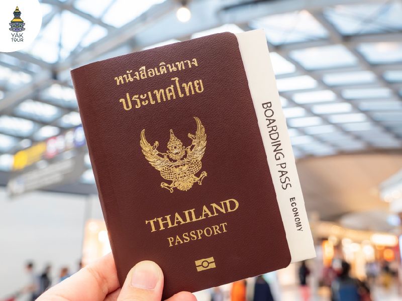 พาสปอร์ตประเทศไทยพร้อมตั๋วเครื่องบินเตรียมตัวเดินทางไปต่างประเทศปี 2569