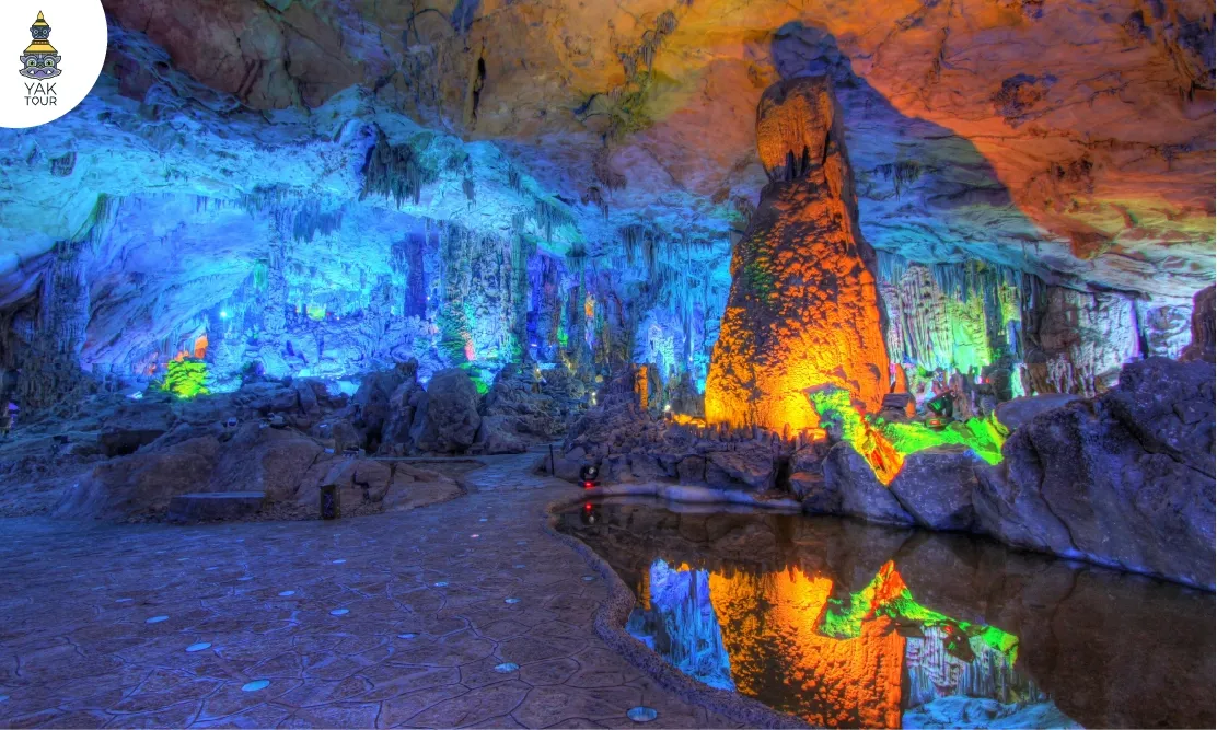 รูปหินงอกหินย้อยภายในถ้ำขลุ่ยอ้ออลังการแสงสีแฟนตาซี