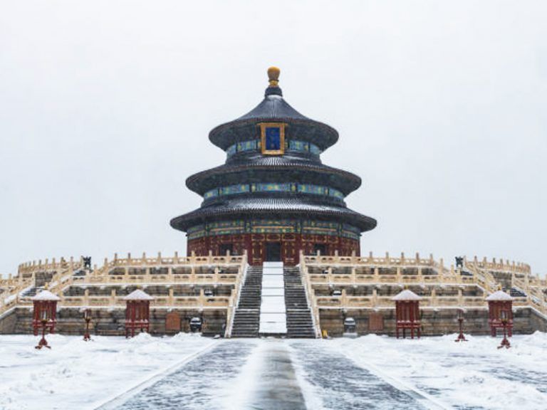 หอสักการะเทียนถามปกคลุมด้วยหิมะในฤดูหนาว