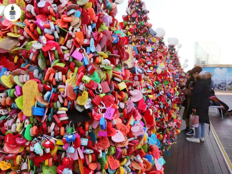 จุดคล้องกุญแจสำหรับคู่รัก ที่ เอ็นโซลทาวเวอร์หรือนัมซานทาวเวอร์ 