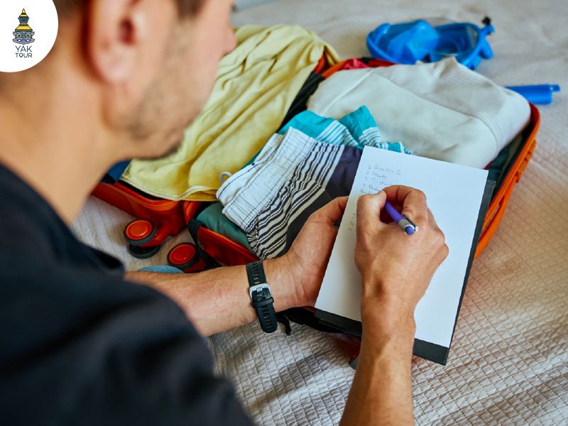 การจด Check-list แยกหมวดหมู่และการม้วนเสื้อผ้าเพื่อประหยัดพื้นที่ในกระเป๋า