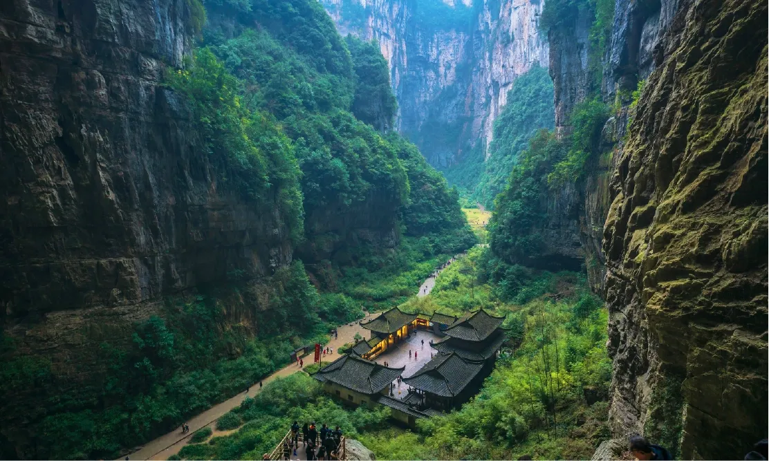 โรงเตี๊ยมโบราณกลางหุบเขาใน อุทยานแห่งชาติหลุมฟ้า-สะพานสวรรค์ (Wulong Karst) ฉงชิ่ง