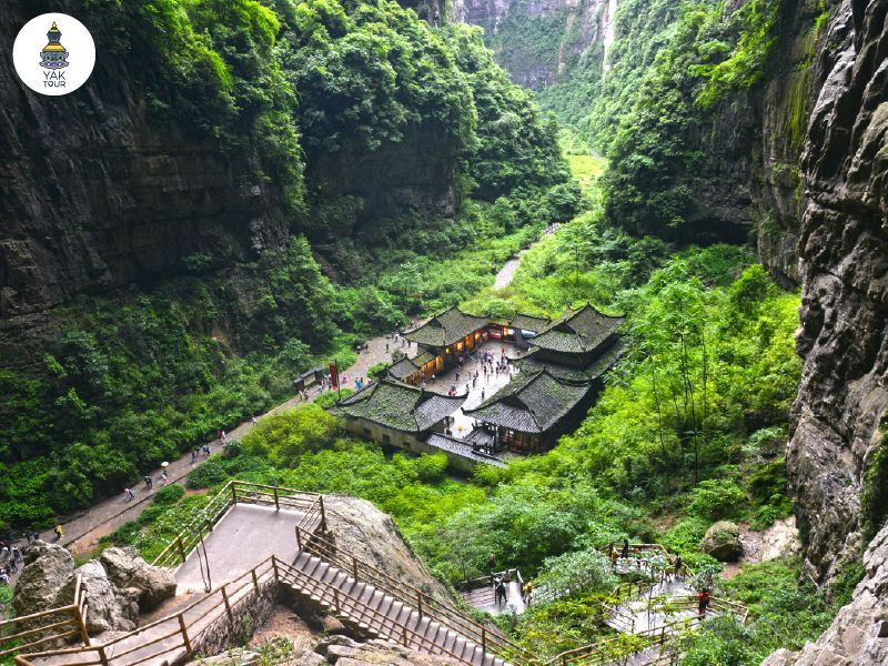 วิวโรงเตี๊ยมโบราณกลางหุบเขาในอุทยานหลุมฟ้า 3 สะพานสวรรค์ (Three Natural Bridges) เมืองอู่หลง