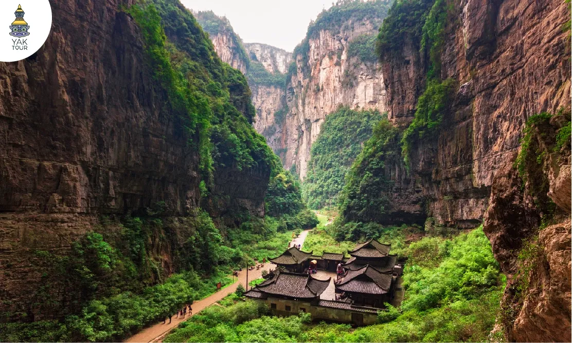 วิวโรงเตี๊ยมโบราณท่ามกลางหุบเขาและหน้าผาสูงชันในอุทยานหลุมฟ้า 3 สะพานสวรรค์