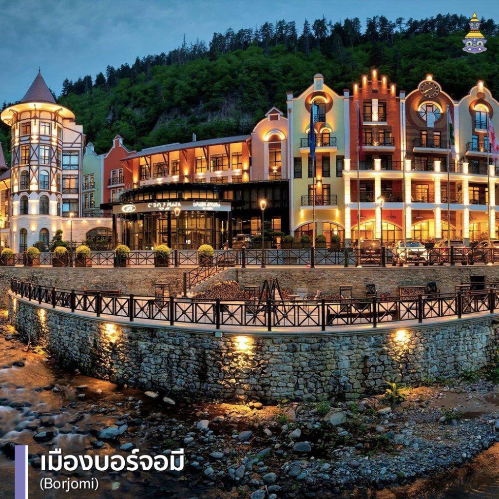 อาคารสไตล์ยุโรปสีสันสวยงามในยามค่ำคืน ณ เมืองบอร์จอมีซึ่งเป็นเมืองตากอากาศที่มีชื่อเสียงด้านน้ำแร่ธรรมชาติ
