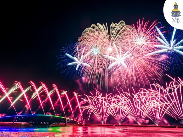 การแสดงดอกไม้ไฟสีสันตระการตาเหนือสะพานและผืนน้ำทะเล ในเทศกาลดอกไม้ไฟเผิงหู ไต้หวัน