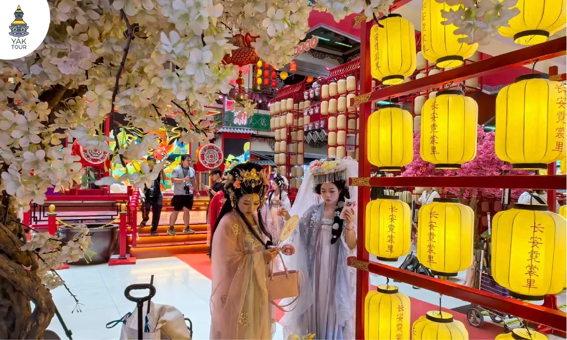 นักท่องเที่ยวแต่งชุดฮั่นฝูถ่ายรูปบริเวณถนนคนเดินวัฒนธรรมราชวงศ์ถังยามค่ำคืน