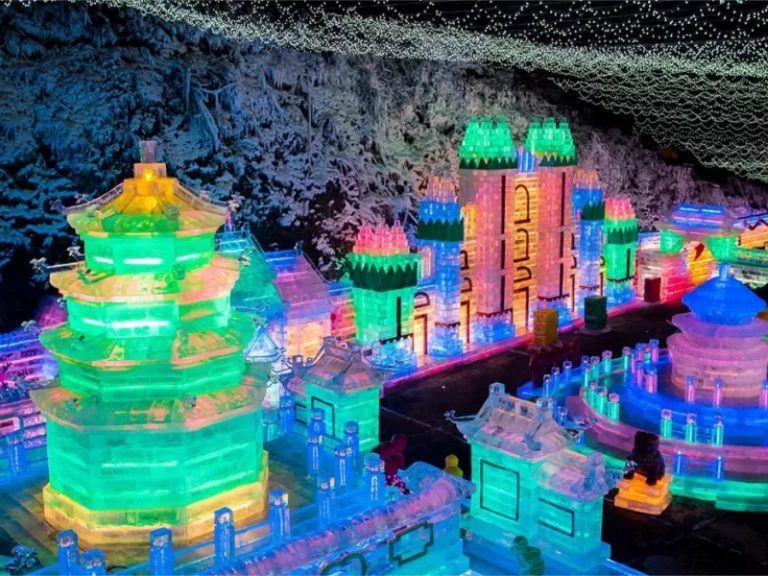 เทศกาลแกะสลักน้ำแข็งหลงชิ่งเสีย ยามค่ำคืน