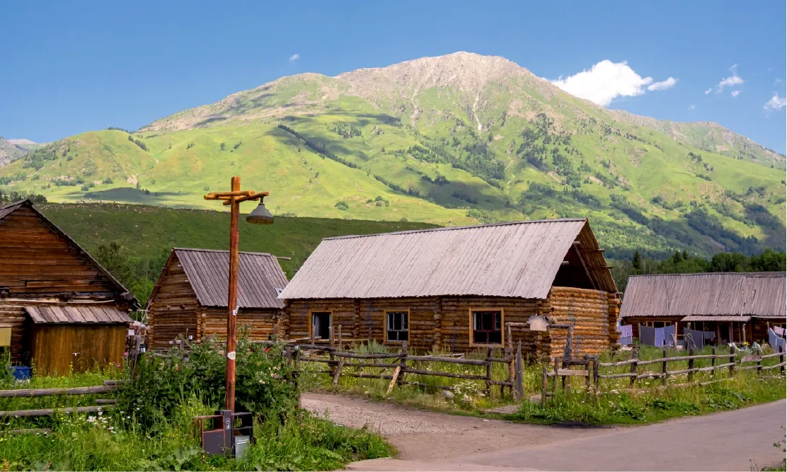 บ้านไม้โบราณหมู่บ้านเฮ่อมู่ ซินเจียง บรรยากาศเงียบสงบกลางหุบเขา