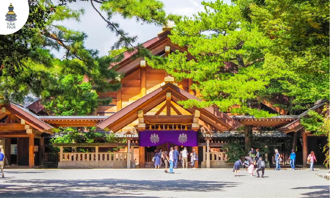 บรรยากาศบริเวณหน้าอาคารหลักของศาลเจ้าอาสึตะ (Atsuta Shrine) ท่ามกลางต้นไม้ร่มรื่น โดยยักษ์ทัวร์