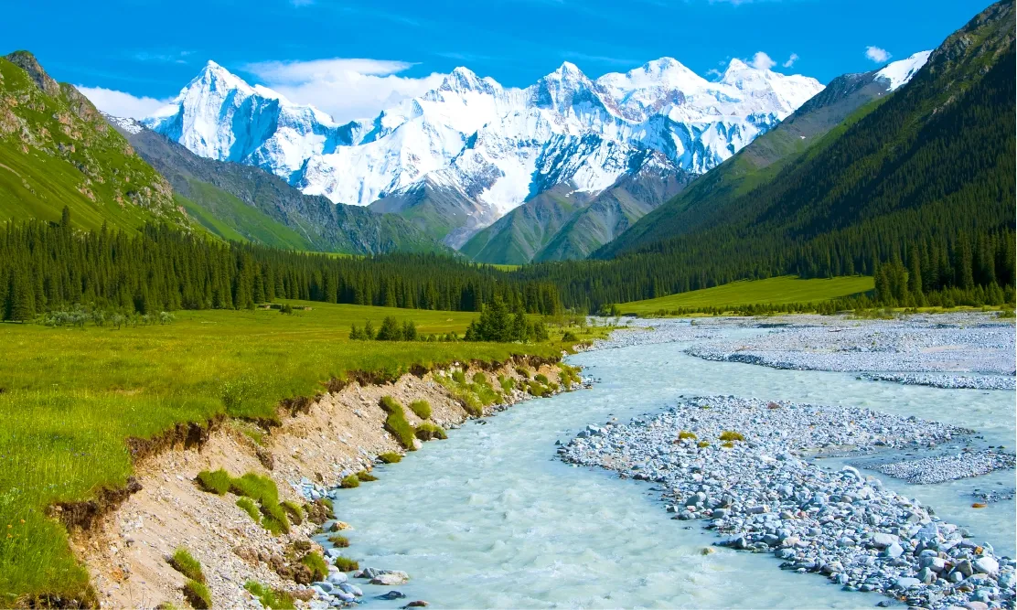 หุบเขาเซี่ยถ่า (Xiata Valley) ซินเจียง วิวลำธารและยอดเขาหิมะสไตล์สวิตเซอร์แลนด์