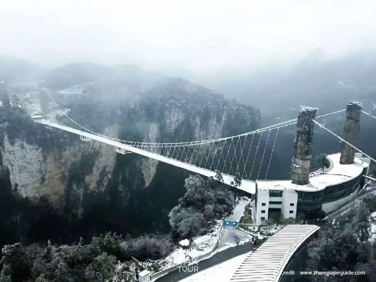 สะพานกระจกจางเจียเจี้ยในฤดูหนาว