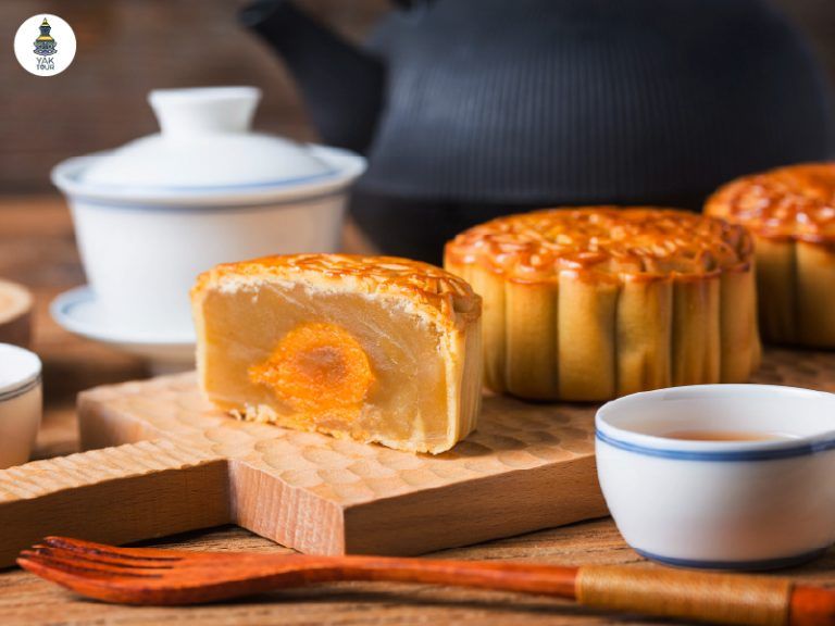 เทศกาลไหว้พระจันทร์ ครอบครัวจีนชมพระจันทร์และขนมไหว้พระจันทร์