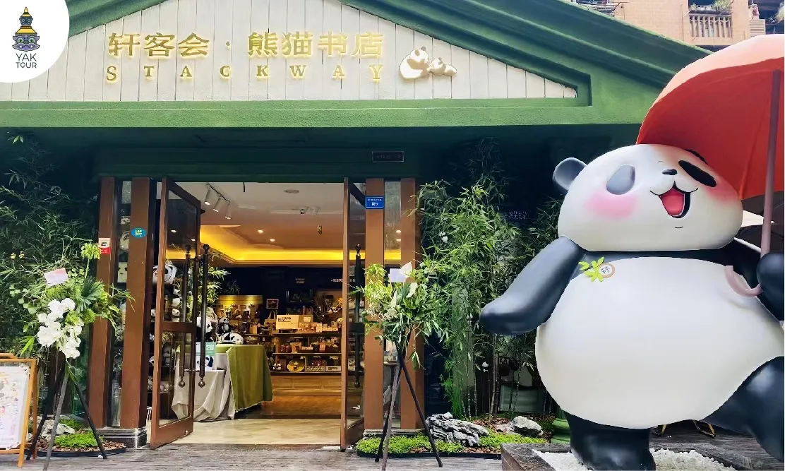 หน้าร้านหนังสือแพนด้า Xuankehui Panda Bookstore ตกแต่งธีมป่าไผ่สีเขียว