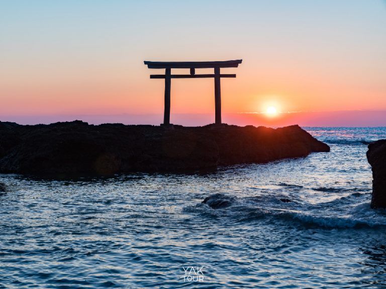 การชมพระอาทิตย์ขึ้นครั้งแรกของปี Hatsuhinode ท่ามกลางอากาศหนาวเย็นในญี่ปุ่น