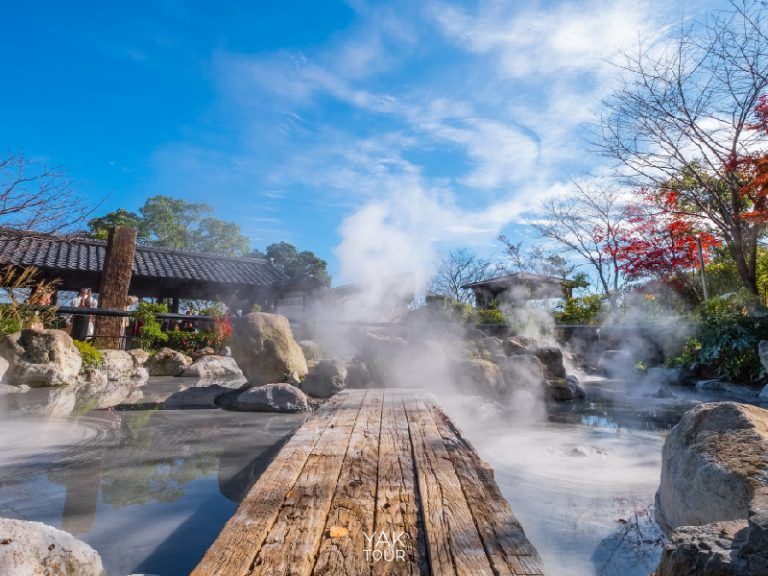 การแช่น้ำพุร้อนออนเซ็นกลางหิมะเพื่อผ่อนคลายร่างกายในช่วงเที่ยวญี่ปุ่นหน้าหนาว