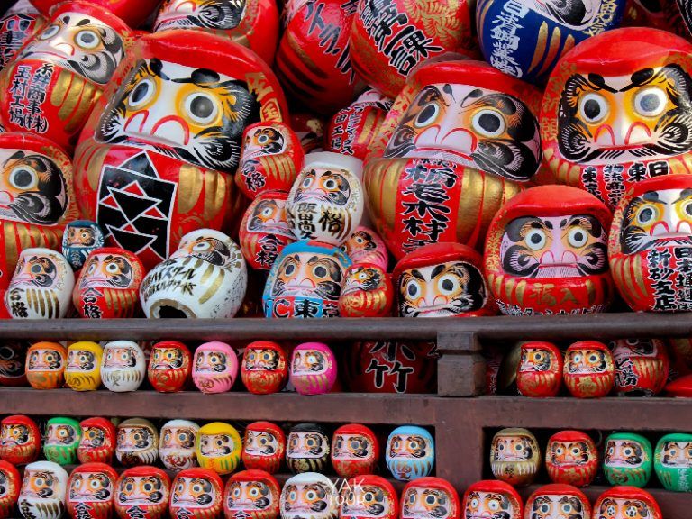ตุ๊กตาดารุมะ (Daruma) และเครื่องรางนำโชค ของฝากยอดนิยมช่วงเทศกาลปีใหม่ญี่ปุ่น